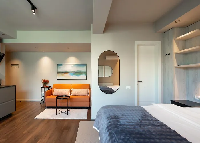 Ultra - Unirii & Old Town Бухарест