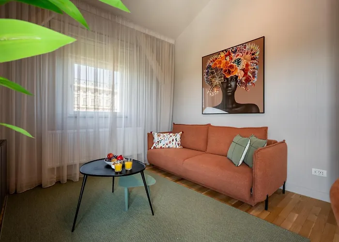 Ultra - Unirii & Old Town Bukarest